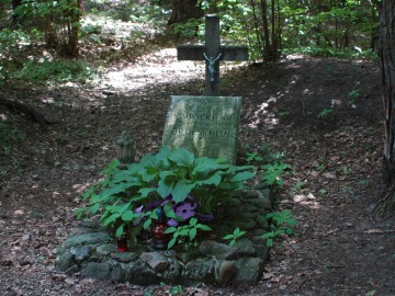 Samotna mogiła dwóch żołnierzy z 1939r. w Rudzie, połozona za płotem ośrodka turystycznego Sosenka na skarpie od strony rzeki Rawki, 