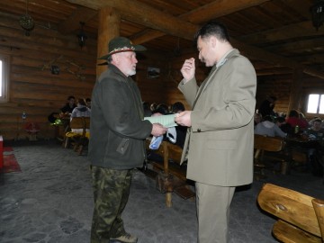 prezes PTTK Piotrków Mirosław Ratajski i dyr. Piotr Wypych - zakończenie rajdu w Sulejowskim PK- 2012r.